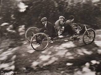 Août 1910: Zissou conduisant son "bob à 4 roues", avec Oléo et Louis comme passagers, trop chargé le bob va entrer dans un arbre