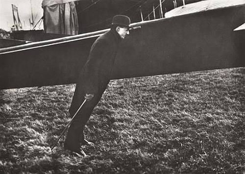 9 novembre 1911 - Buc - Zissou dans le vent de l'hélice de l'aéroplane Esnault-Pelterie