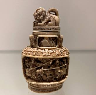 Snuff Bottle with Stopper, Design of Warriors and Seated Foo  Dog