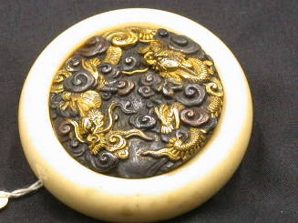 Kagamibuta-type Netsuke with Dragon Design