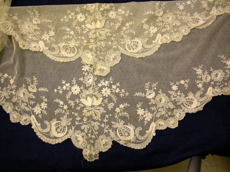 Tiriangular Lace Shawl of Brussels Net