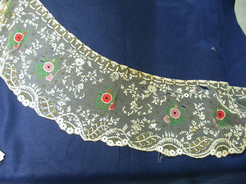 Wide Lace Collar