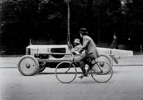 1912: Paris. La Singer de course: "Bunny III"