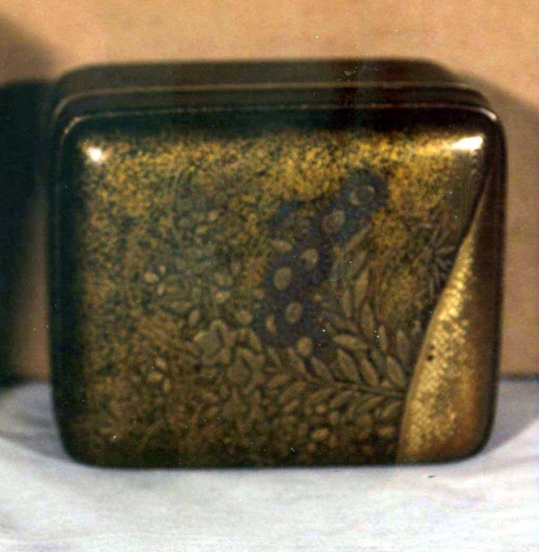 Incense Box (kogo) with Foliage Design