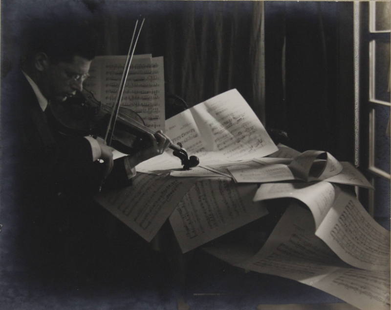 Paul Katz Playing the Violin