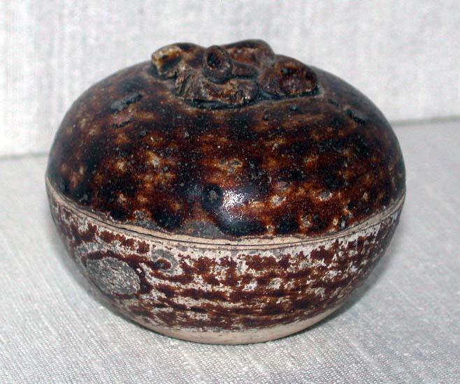 Covered Box in the Shape of Mangosteen